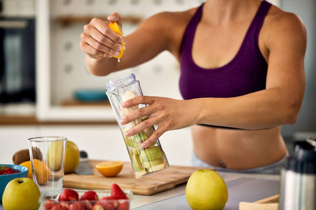 woman over 40 preparing a super shake to maintain muscle.
